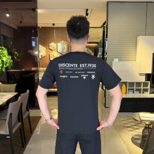 迪桑特/DESCENTE 25ss 新款印花短袖 肩膀硅膠標後背徽章字母印花寬松男女同款圓領純棉短袖T恤