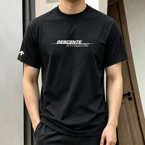 迪桑特/DESCENTE 25ss胸口字母印花 衣袖硅膠標男女同款純棉短袖 圓領套頭純棉短T